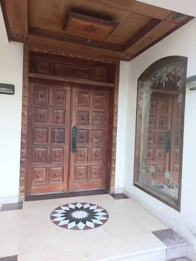 1 KANAL PRIME LOCATION SINGLE STORE HOUSE UP FOR SALE