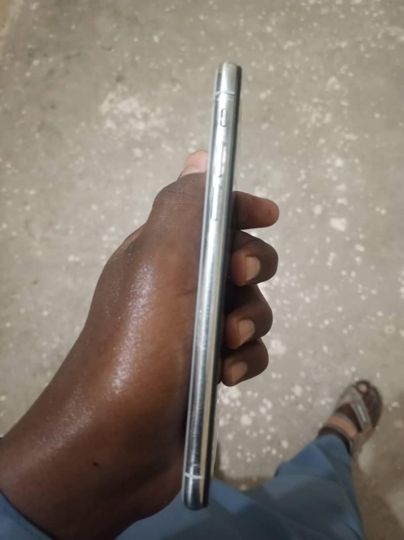 Apple iPhone X 4