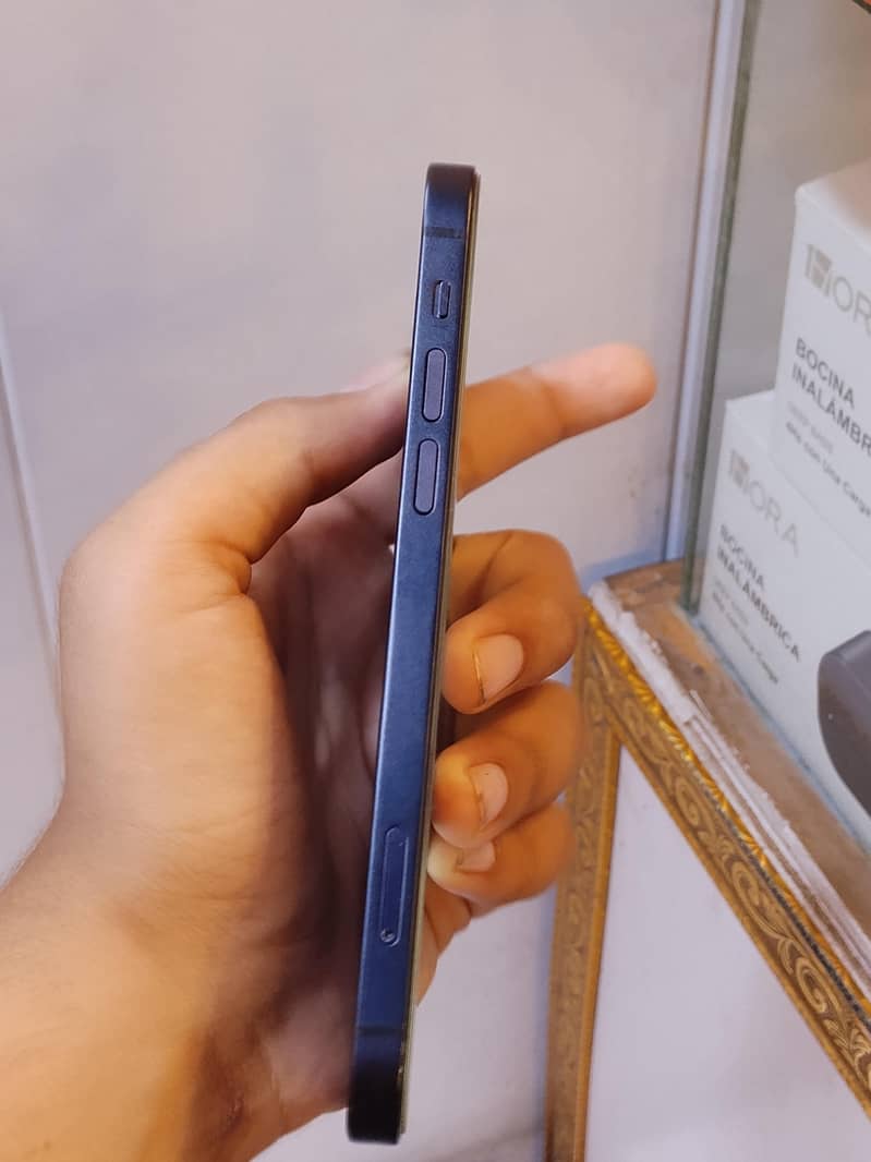 Apple iPhone 12 4