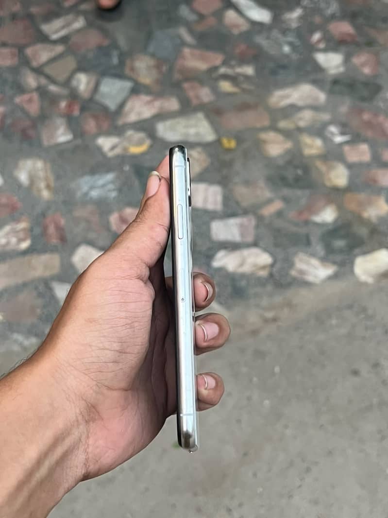 Apple iPhone X 4