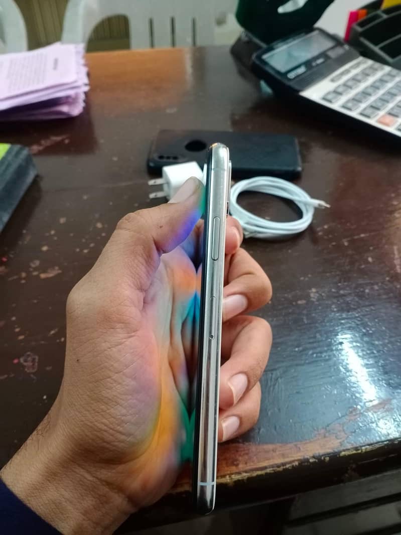 Apple iPhone X 4