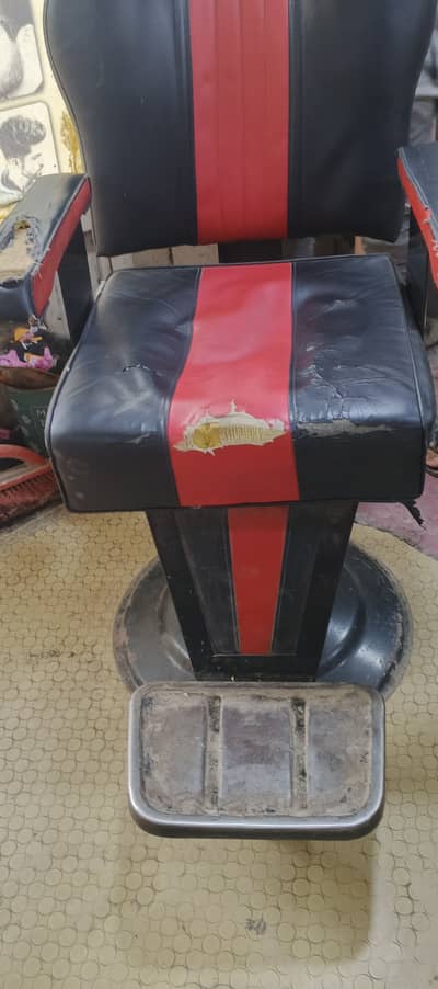 Saloon chair