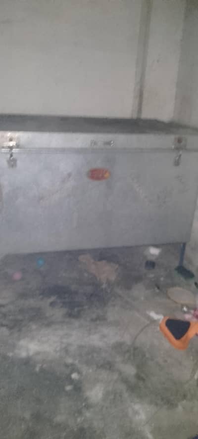 iron trunk (peti)