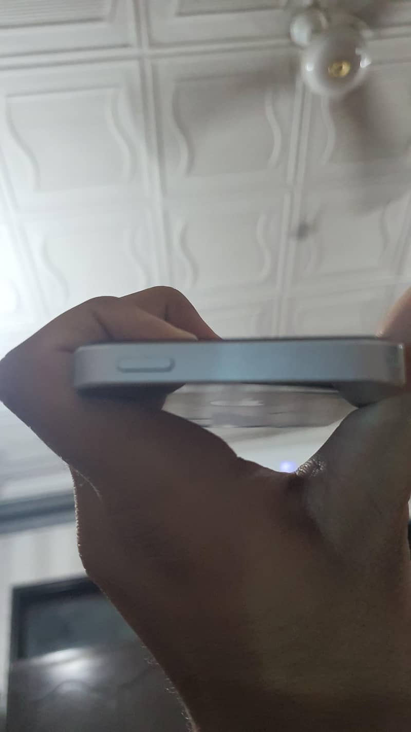 Apple iPhone 5se 3