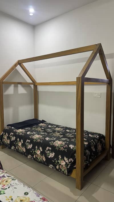 Single canopy bed with mattress
