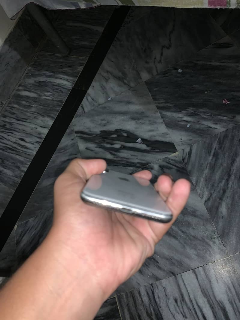 Apple iPhone X 4
