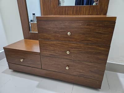 DRESSER