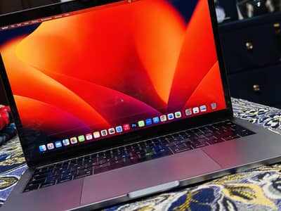 Macbook Pro 2018 i5 16 GB (Cycle count=266)