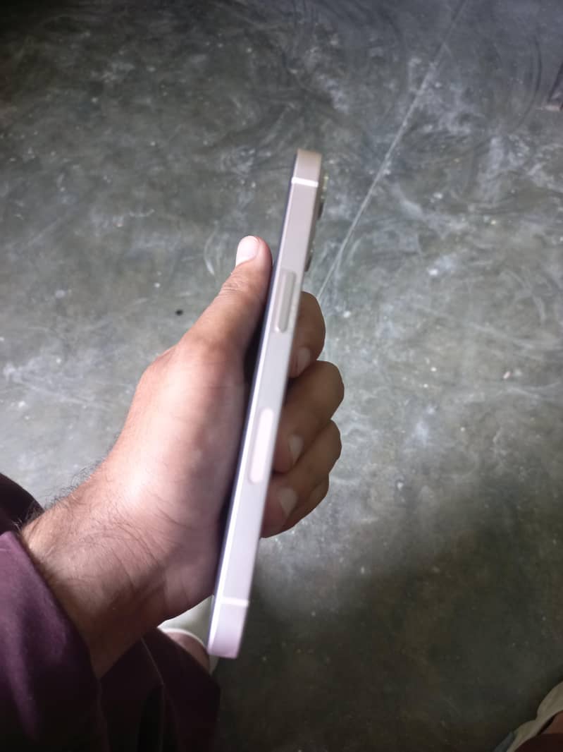 Apple iPhone 13 4