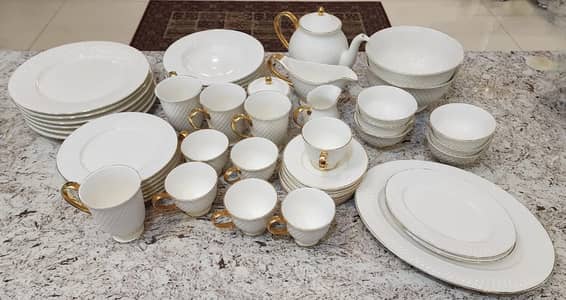 Off-White & Gold Dinner Set