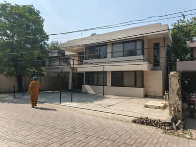 GULBERG ESTATE OFFER,1 KANAL OFFICE USE HOUSE FOR RENT CANAL ROAD GULBERG LAHORE