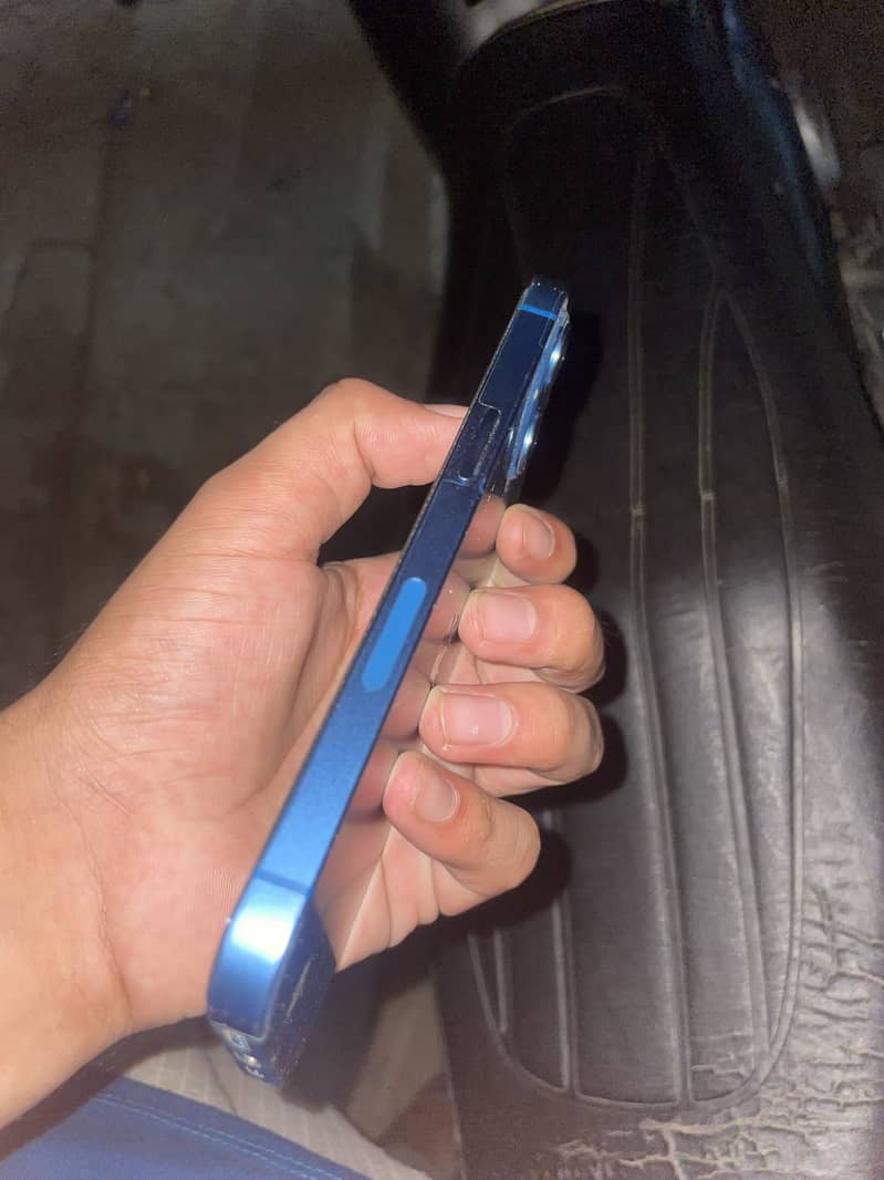 Apple iPhone 13 8