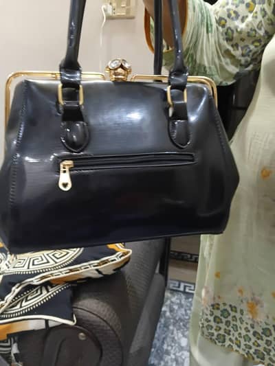 Bramd new black womens handbag stylish,elegant and perfect for ocassio