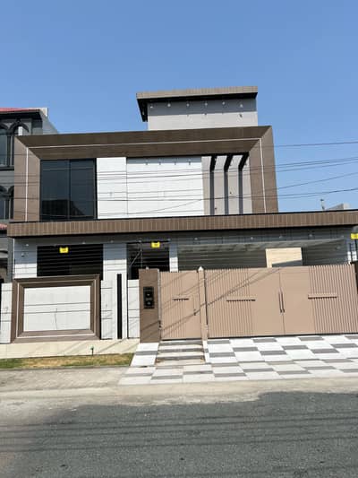 G Block 10 Marla Corner House Available For Sale