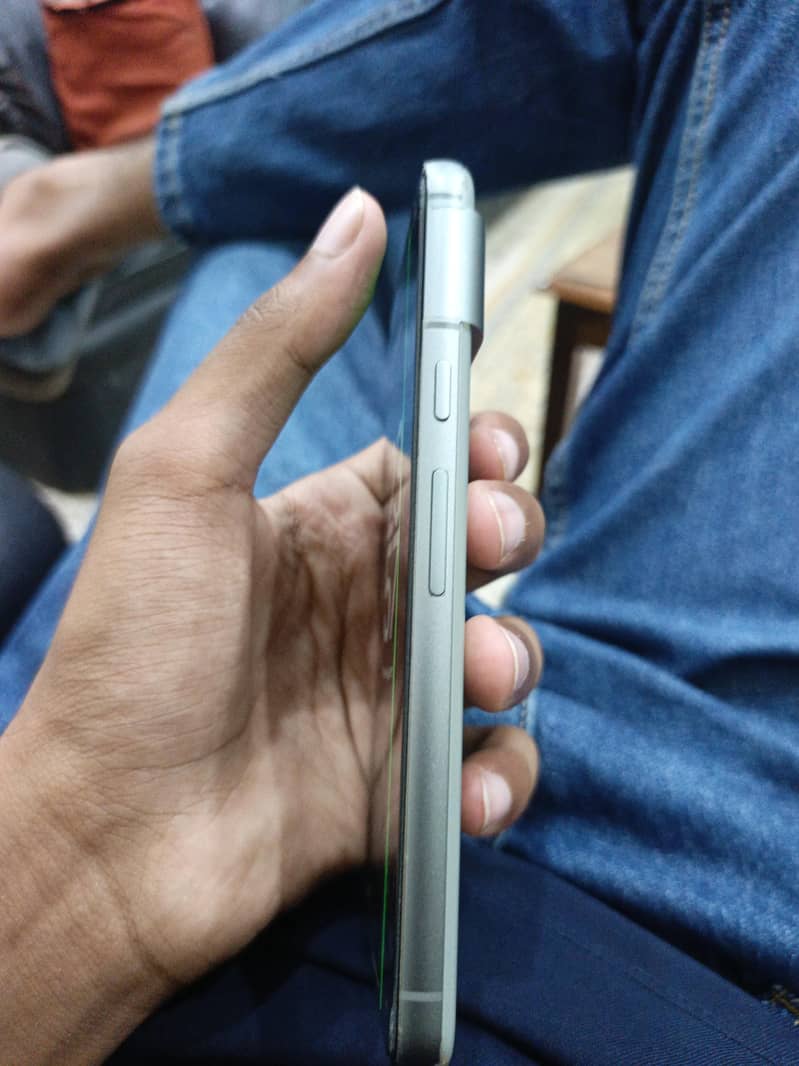 Google Pixel 8 4