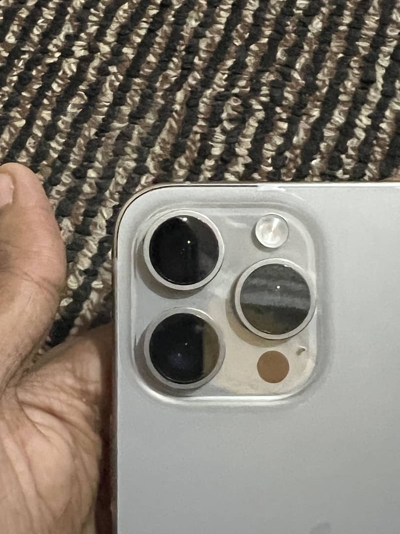 Apple iPhone 15 Pro Max 3