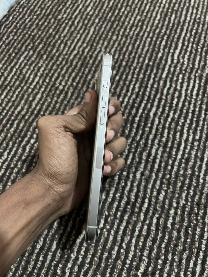 Apple iPhone 15 Pro Max 6