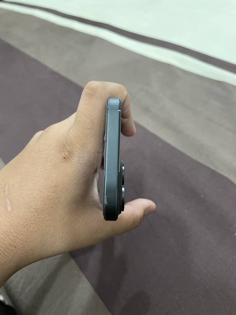Apple iPhone 15 4