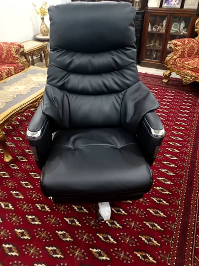 : Brand New Electric Recliner Lift Chair –Excellent Condition
