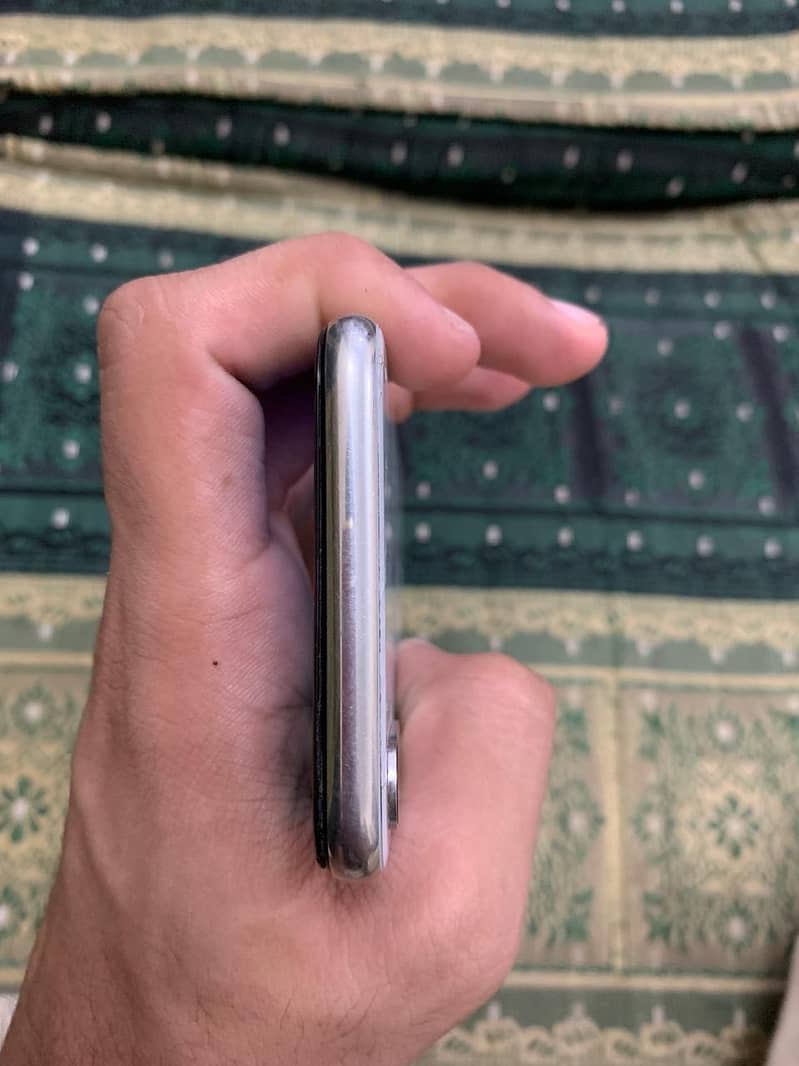 Apple iPhone X 4
