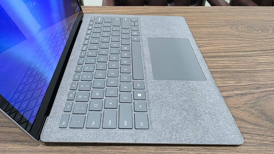 Microsoft Surface 4 / 1950 model 8