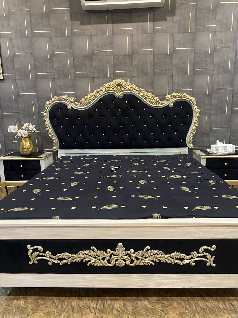 King size bed 0