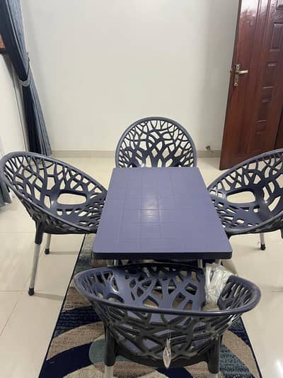 Fata 4 Chairs with Table