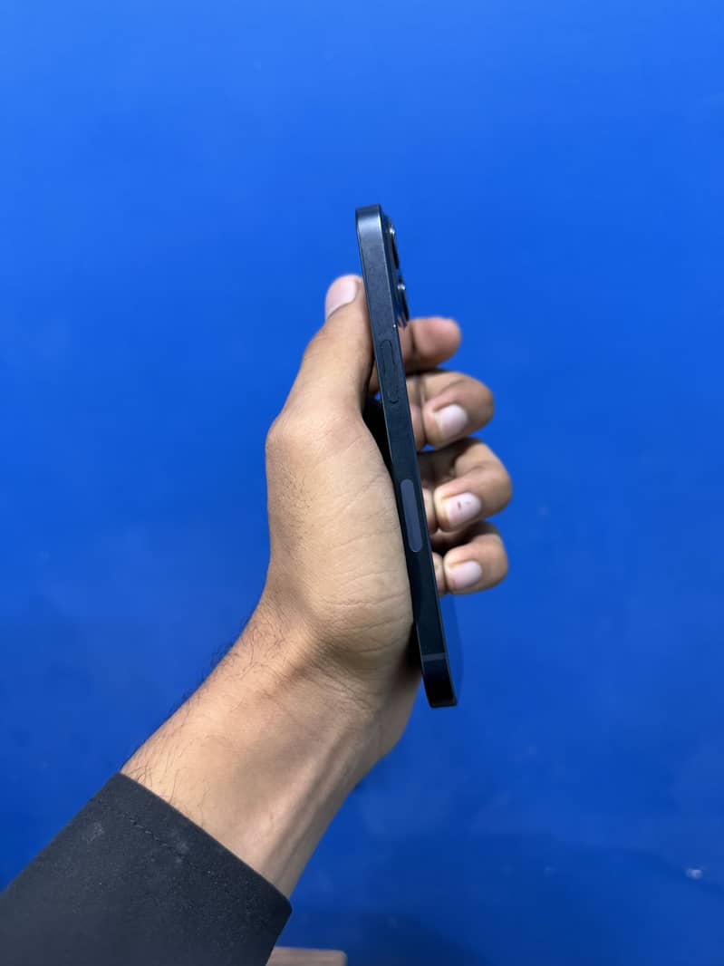 Apple iPhone 13 8