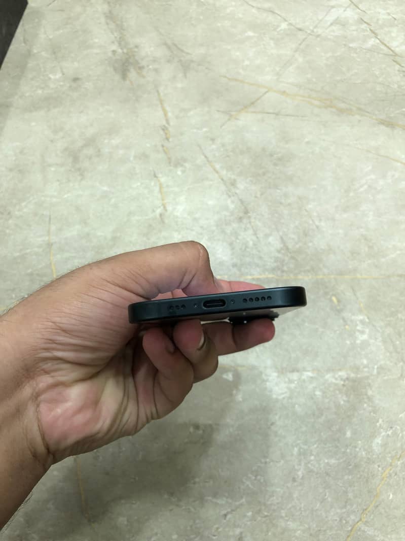 iPhone 15 4