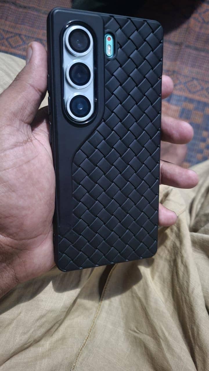 Tecno CAMON 40 Pro 1