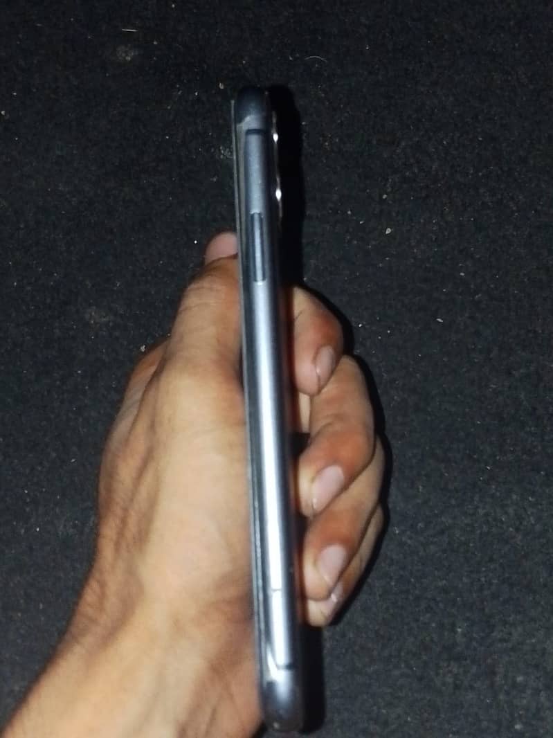 Apple iPhone 11 4