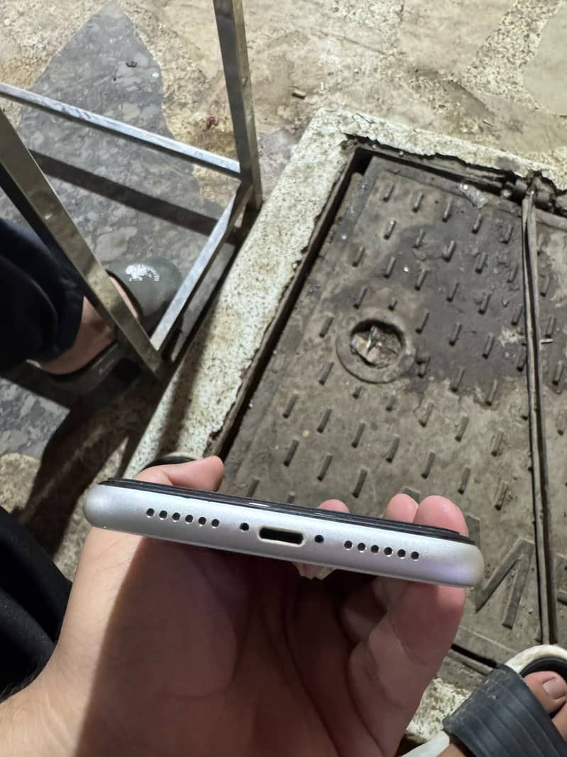 Apple iPhone 11 3