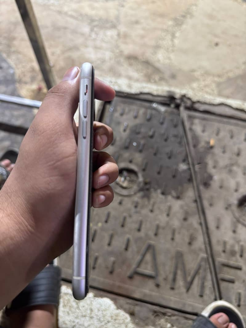 Apple iPhone 11 4