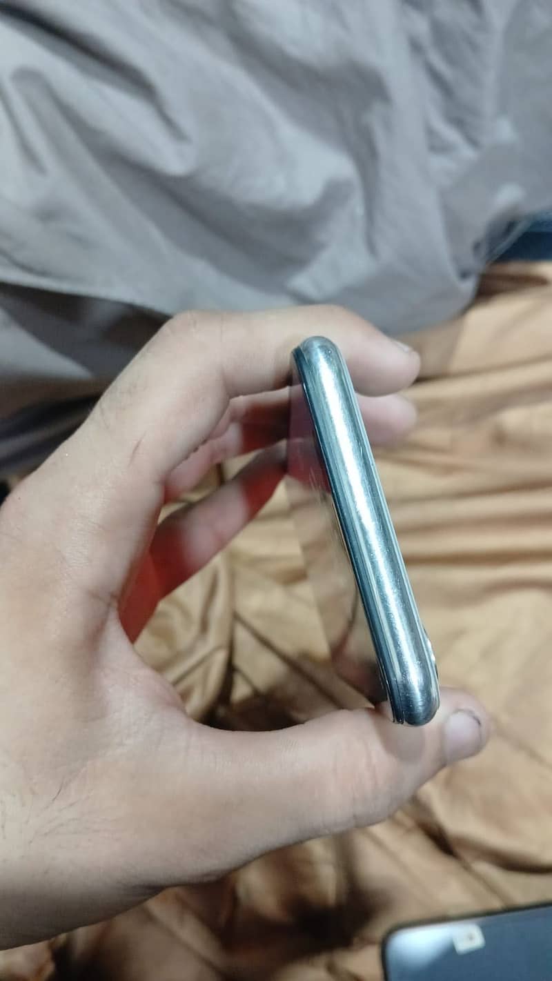 Apple iPhone X 4