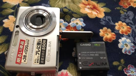 casio exilim digital camera 06 megapixel with battery & charger