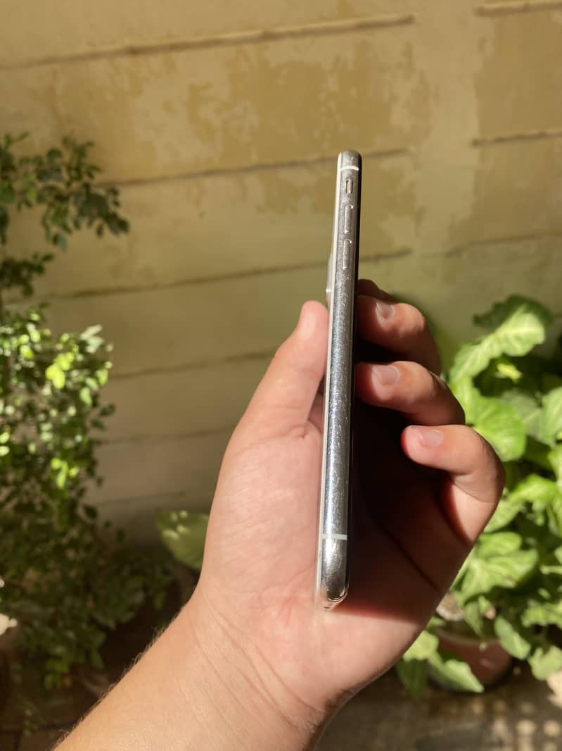 Apple iPhone X 3