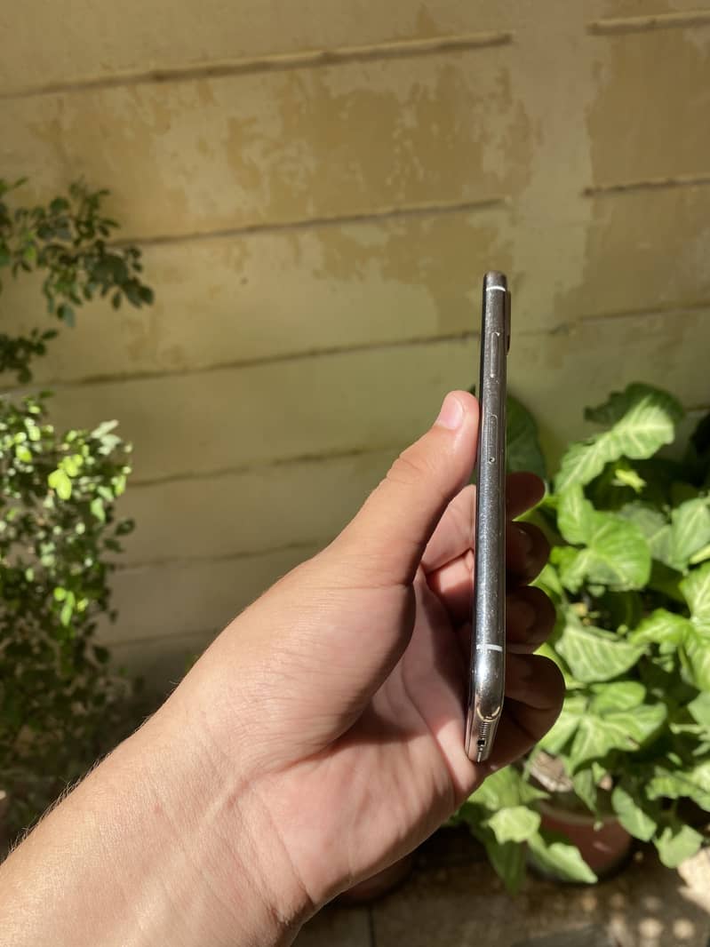 Apple iPhone X 5