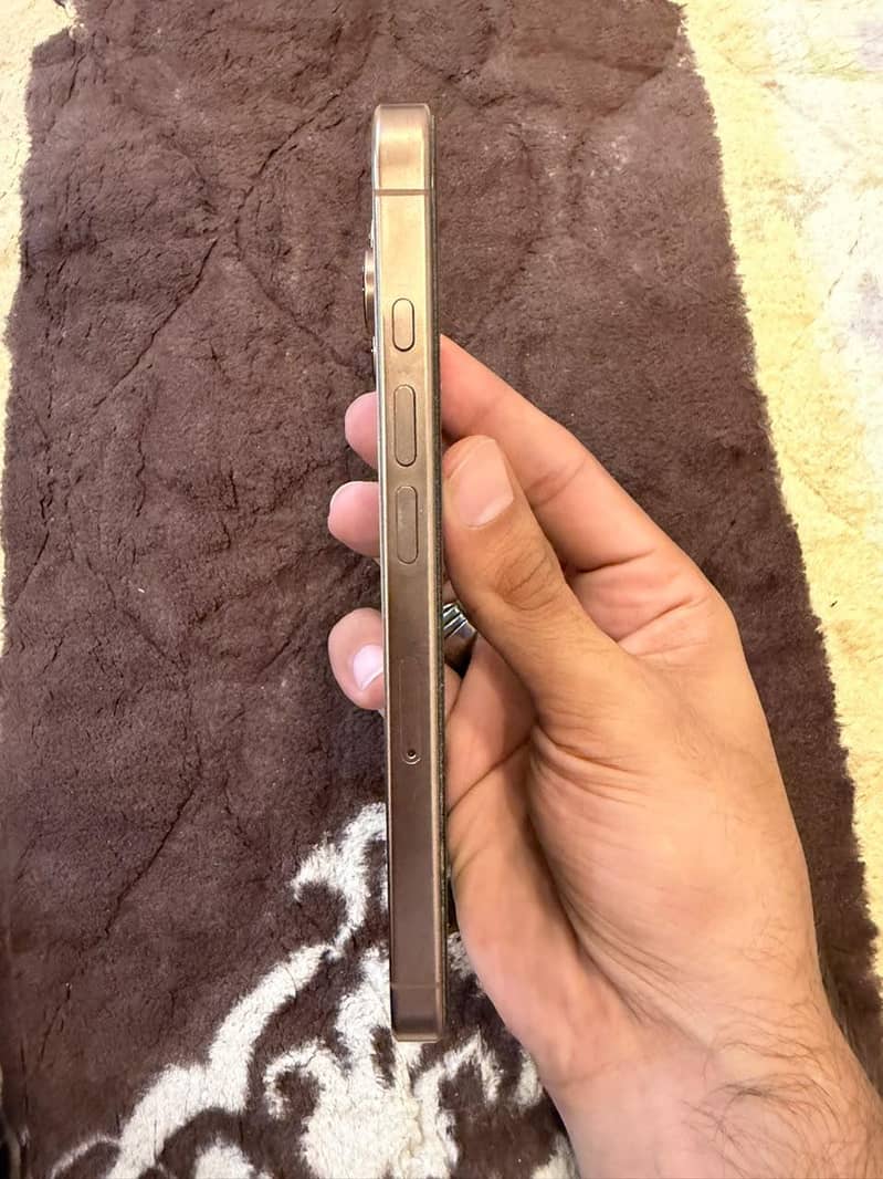 Apple iPhone 16 Pro 2