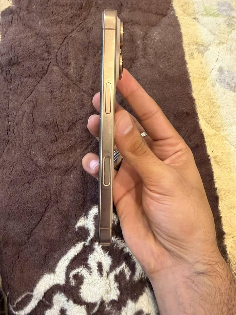 Apple iPhone 16 Pro 3