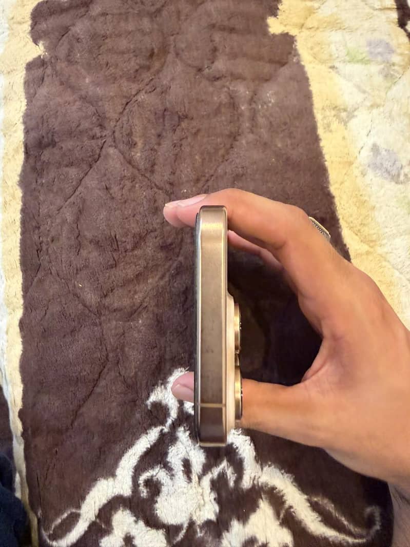 Apple iPhone 16 Pro 4