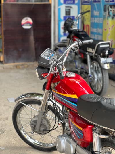Honda 125 2011 model for antique lovers.