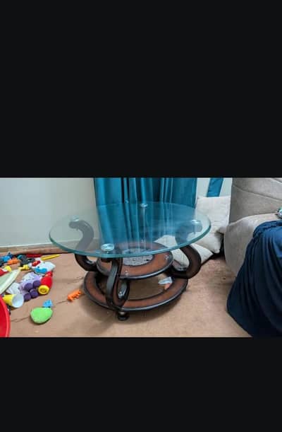Glass Center Table – Modern Design – Excellent Condition