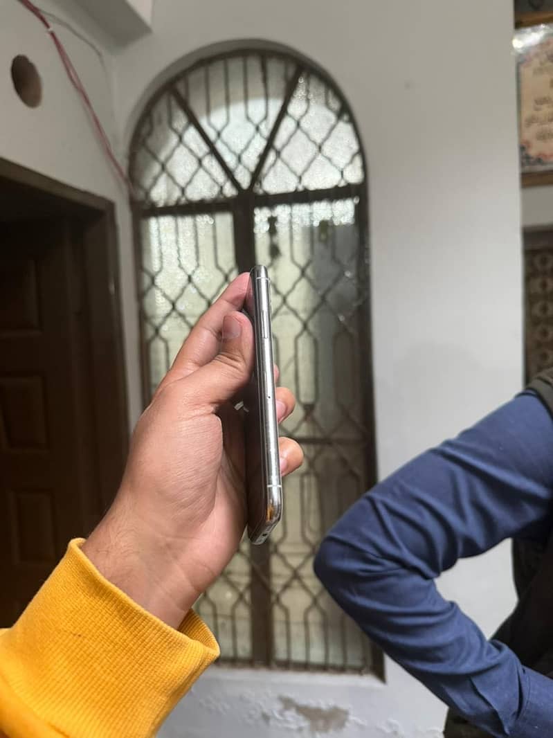 Apple iPhone 11 Pro 1