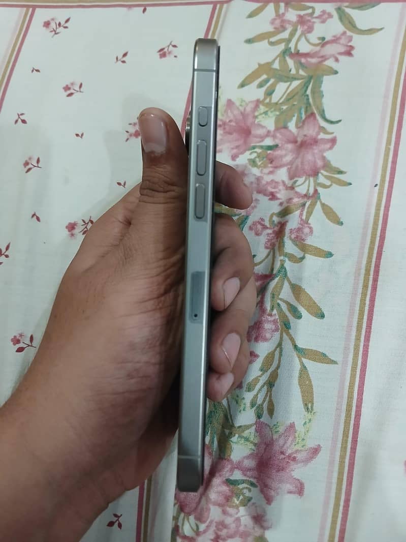 Apple iPhone 15 Pro Max 3