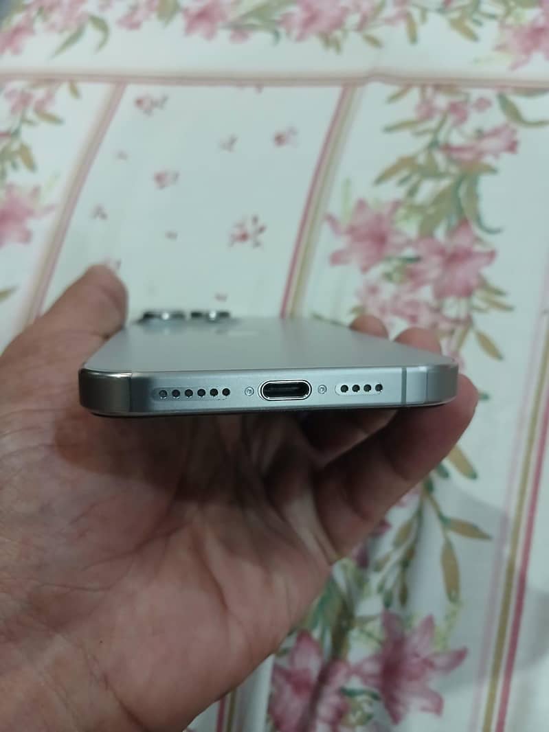 Apple iPhone 15 Pro Max 4