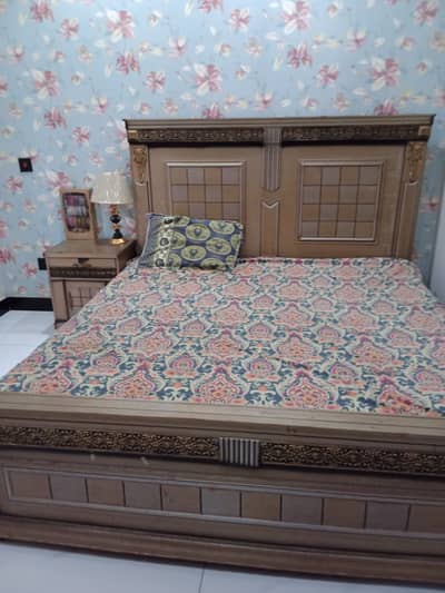Bed with matters and two sidetablè