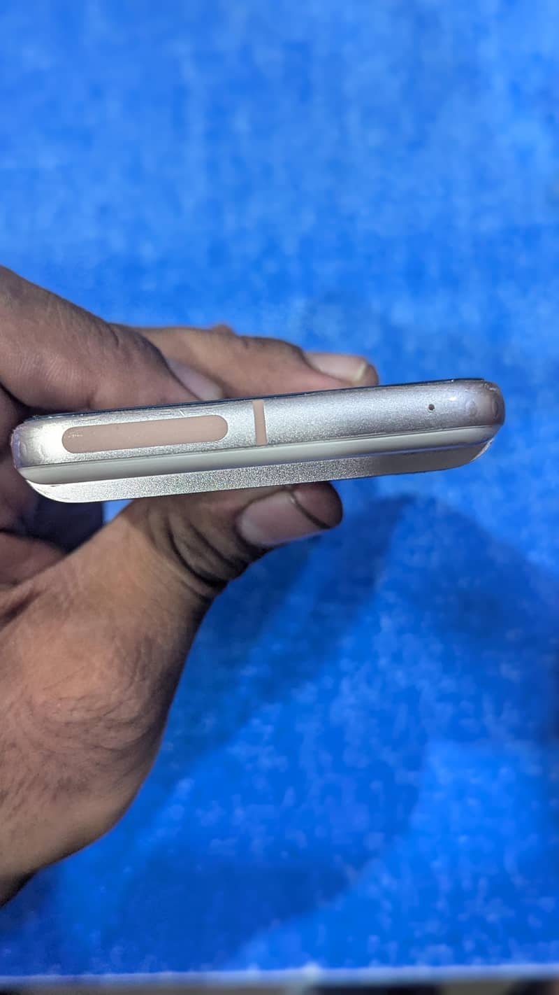 Google Pixel 8 4
