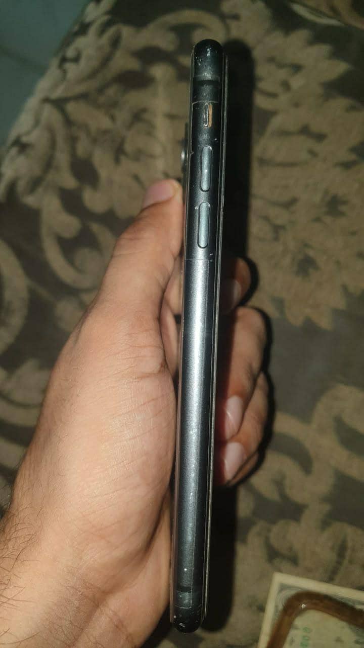 Apple iPhone 11 4