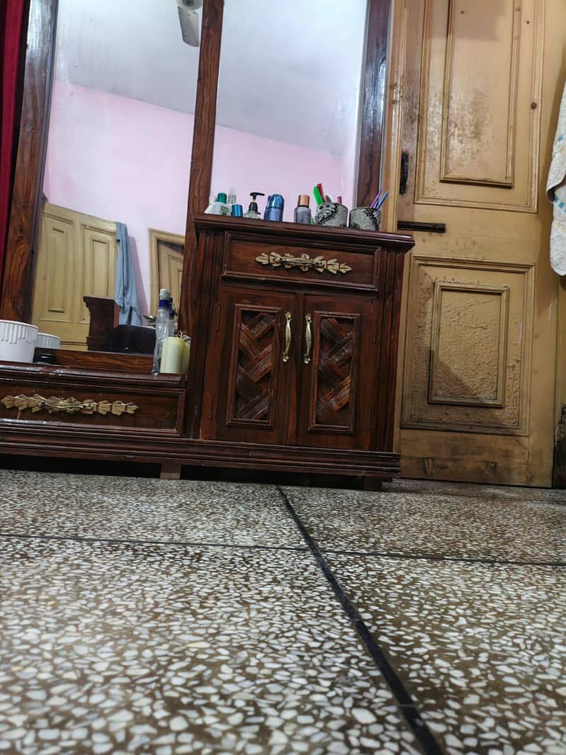 BED PLUS 2 SIDE TABLE & DRESSING TABLE ONLY 4