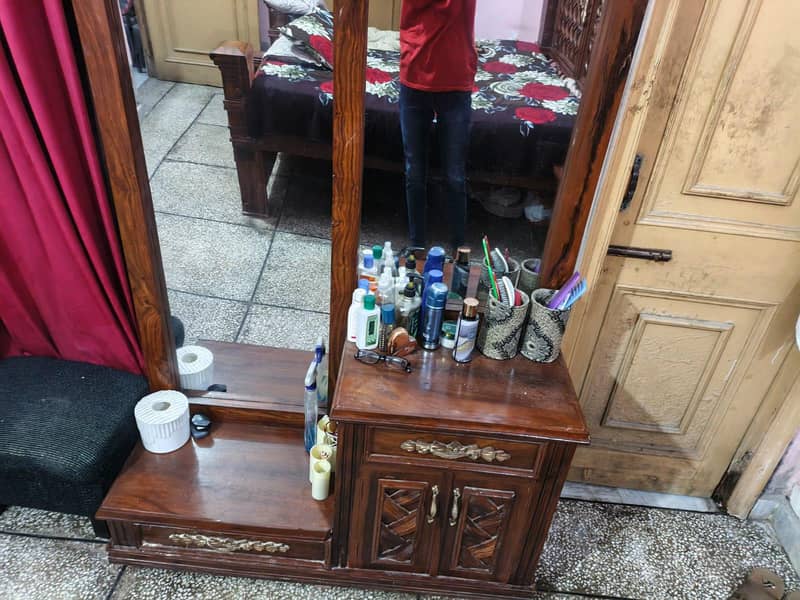 BED PLUS 2 SIDE TABLE & DRESSING TABLE ONLY 6